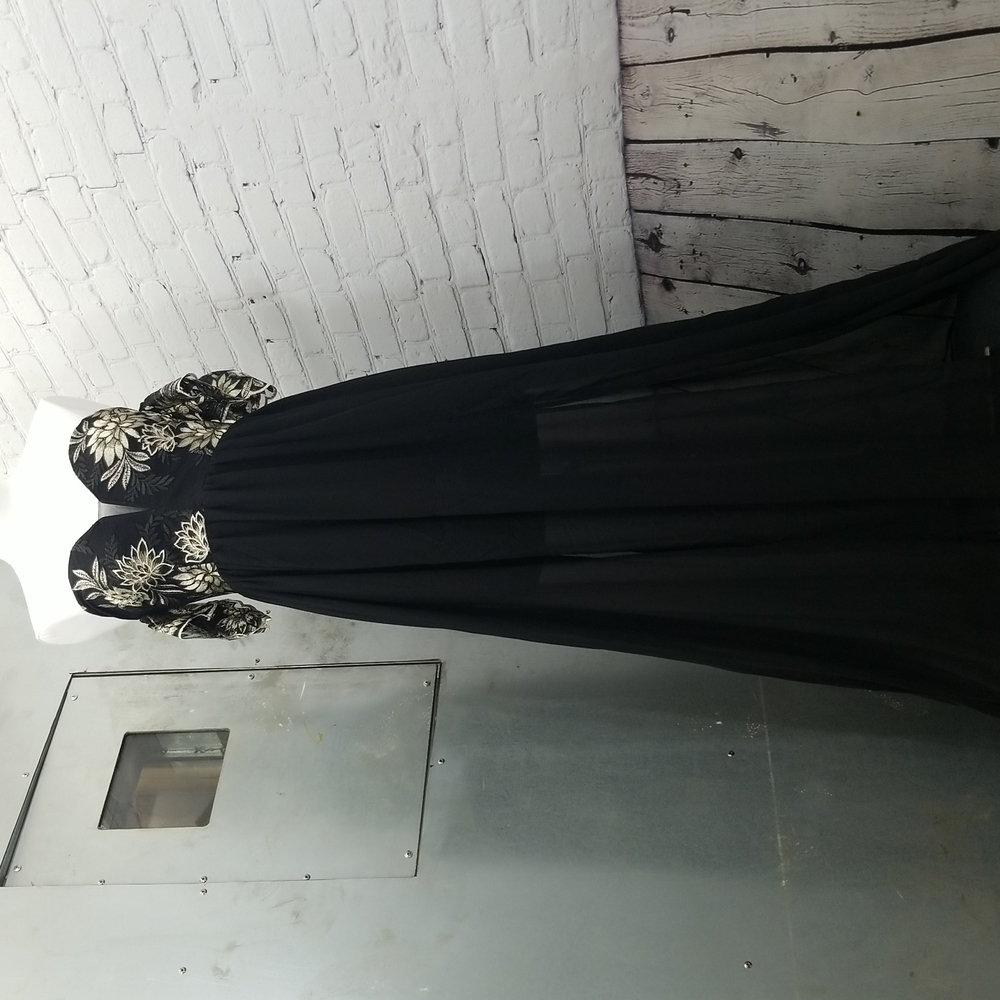 Gorgeous maxi sleeveless formal dress with gold floral embroidery size medium